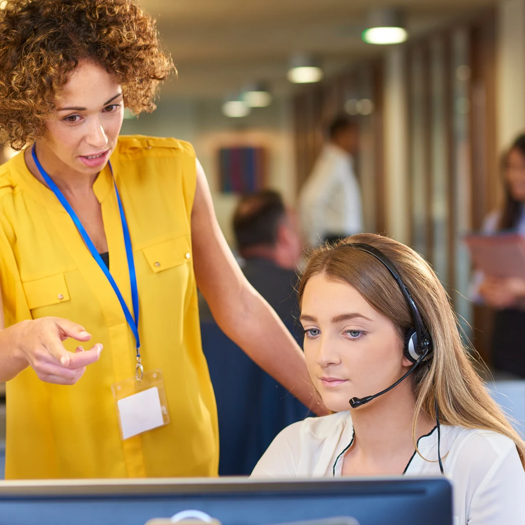 Profesionales en un espacio de trabajo y asesoramiento
