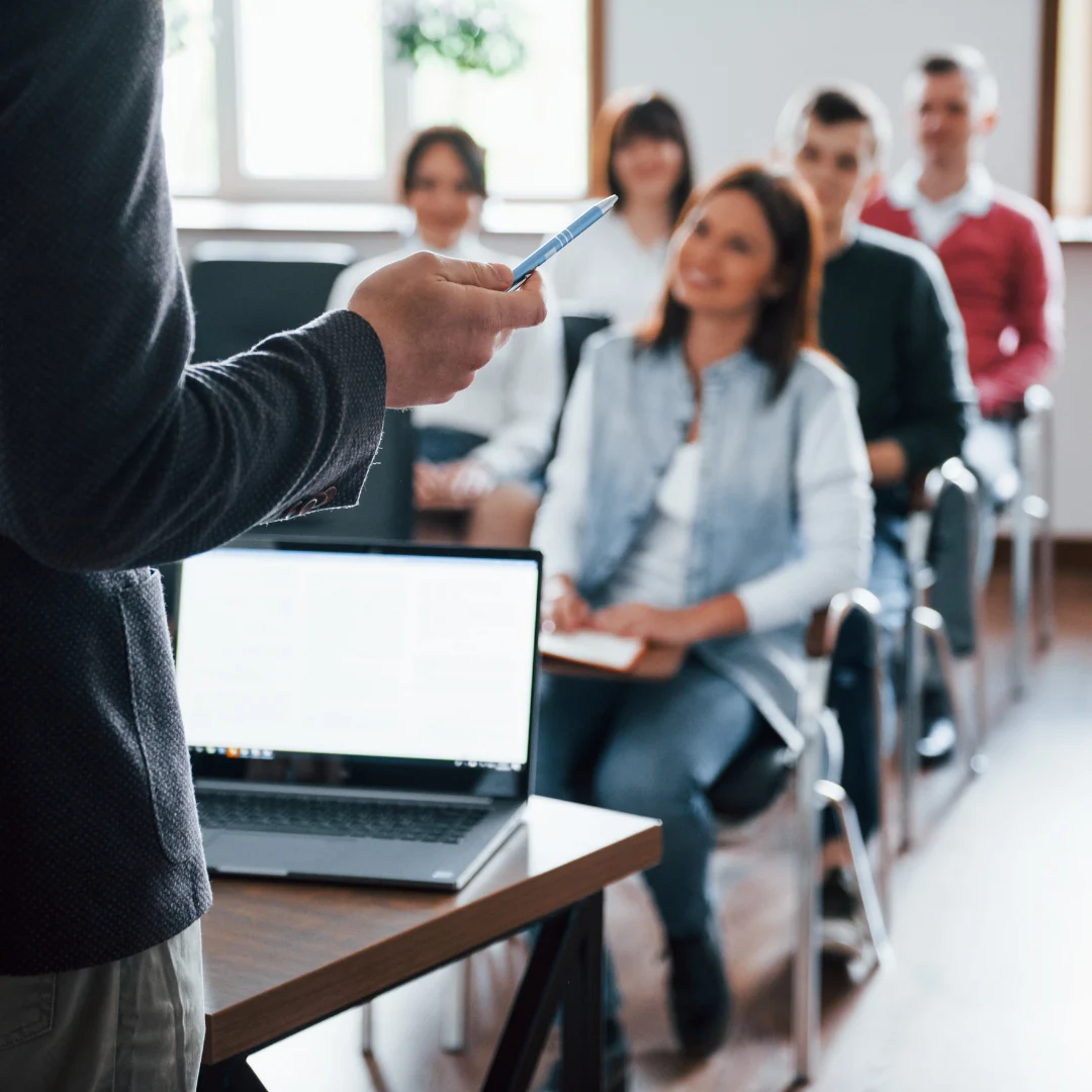 Grupo de personas asistiendo a una sesión formativa