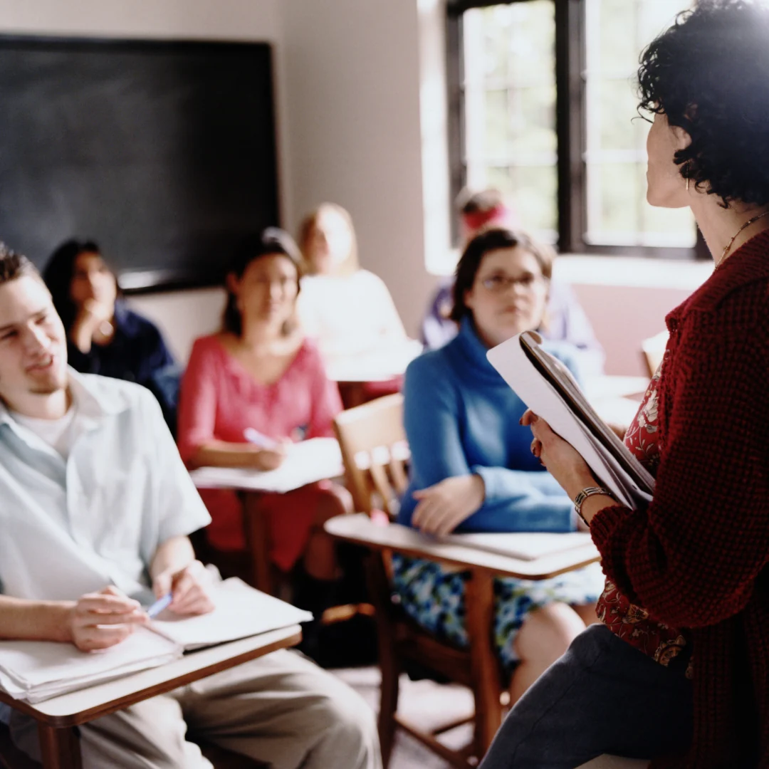 Docente con participantes en una sesión de aprendizaje
